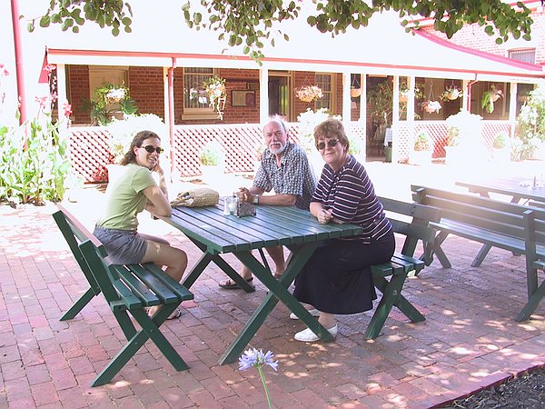 Family in the heat.  A lunch break in Pinjarra on our way down south.
